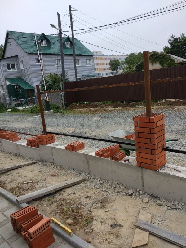 Возведение кирпичных столбов для забора