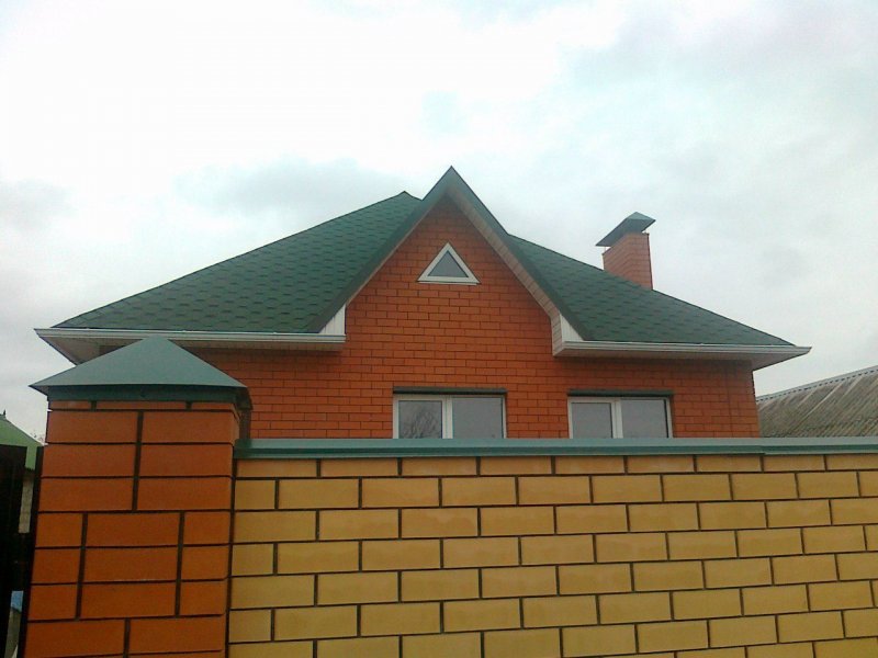Кровля кирпичного забора