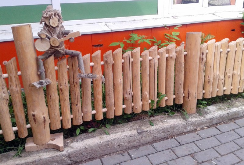 Красивые заборы из бревна