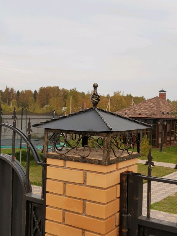 Кованые колпаки на заборные столбы