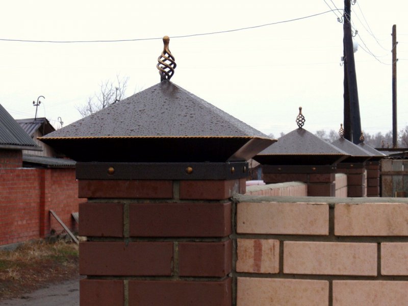 Кованые колпаки на кирпичные столбы