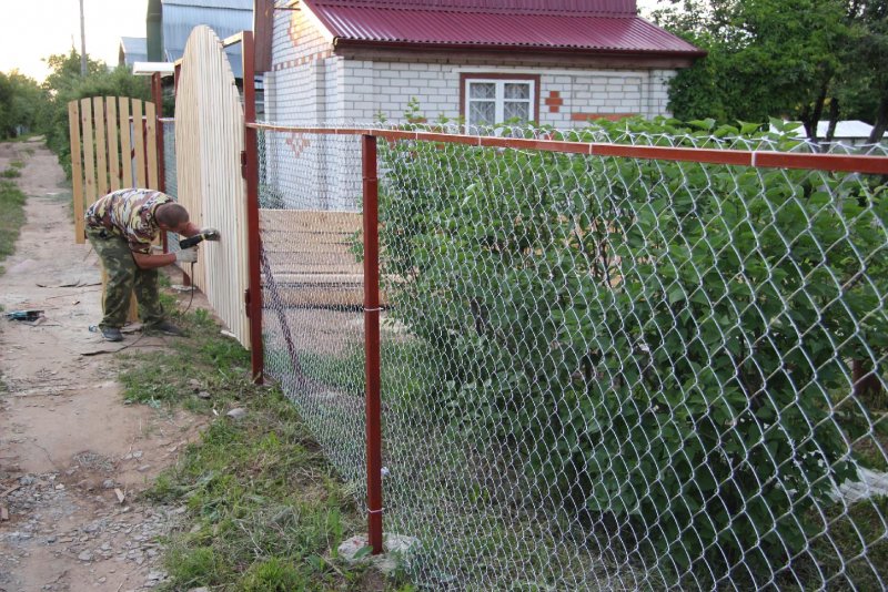 Столбы для забора из сетки рабицы
