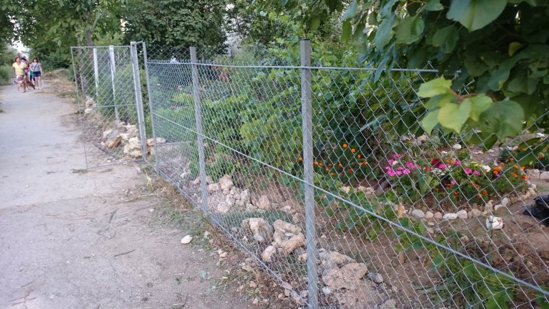 Забор из сетки рабицы на арматуре