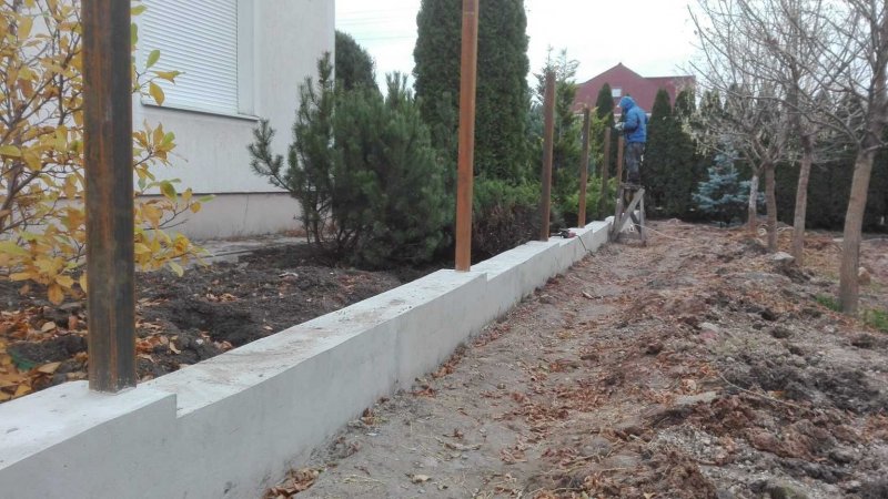 Бетонная площадка под забор