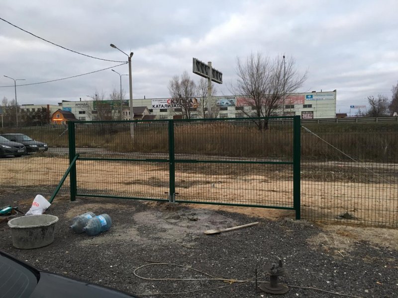 Временный забор на участке из ткани