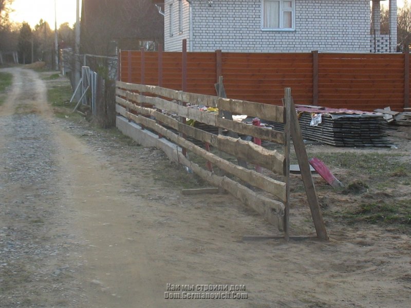 Временный забор для стройки из дерева