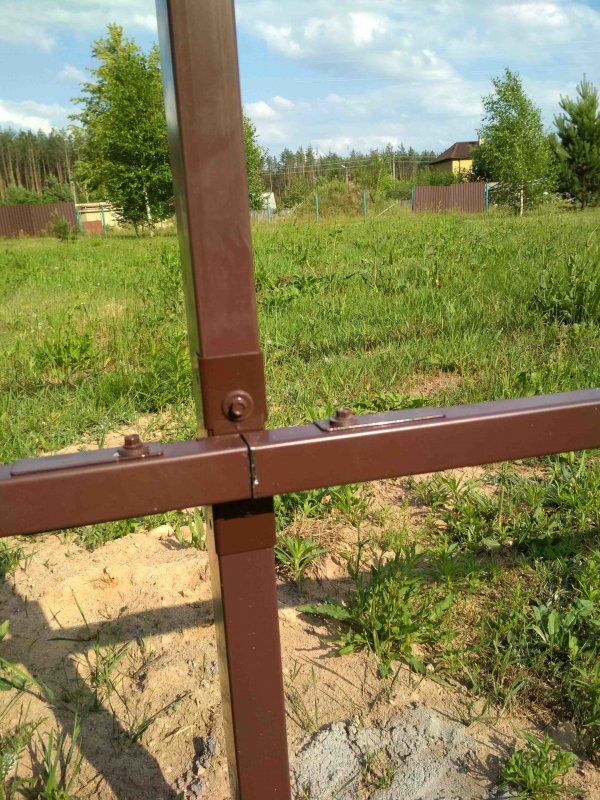 Крепление забора к столбам