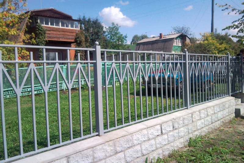 Забор из труб металлических