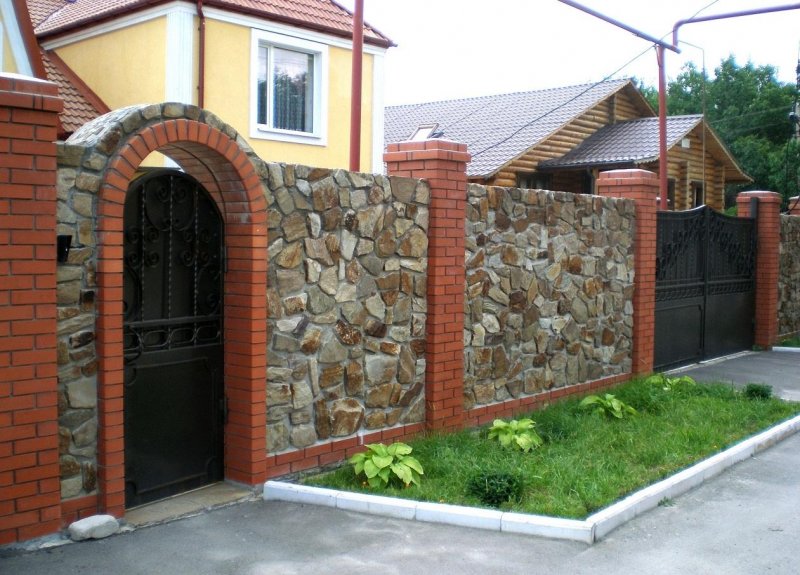 Забор из кирпича и камня