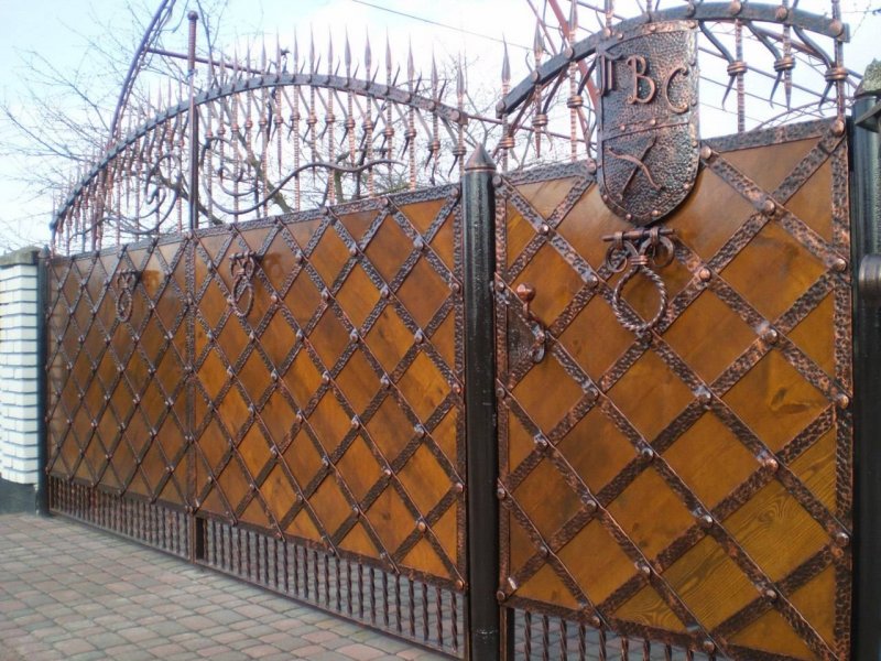 Кованые ворота с деревом