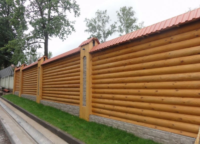 Забор из оцилиндрованного бревна (44 фото)