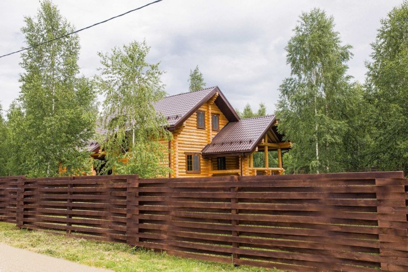 Красивые заборы из бревна