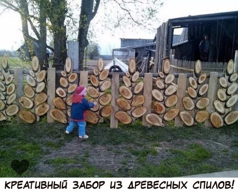 Забор из спилов дерева в виде кирпича