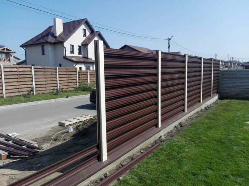 Забор из евроштакетника поперечный