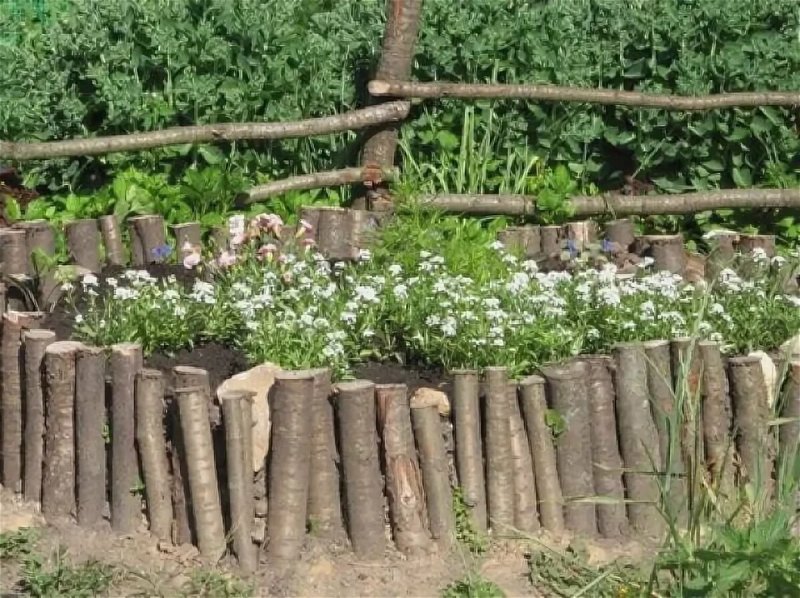 Ограждения для клумб из бревен