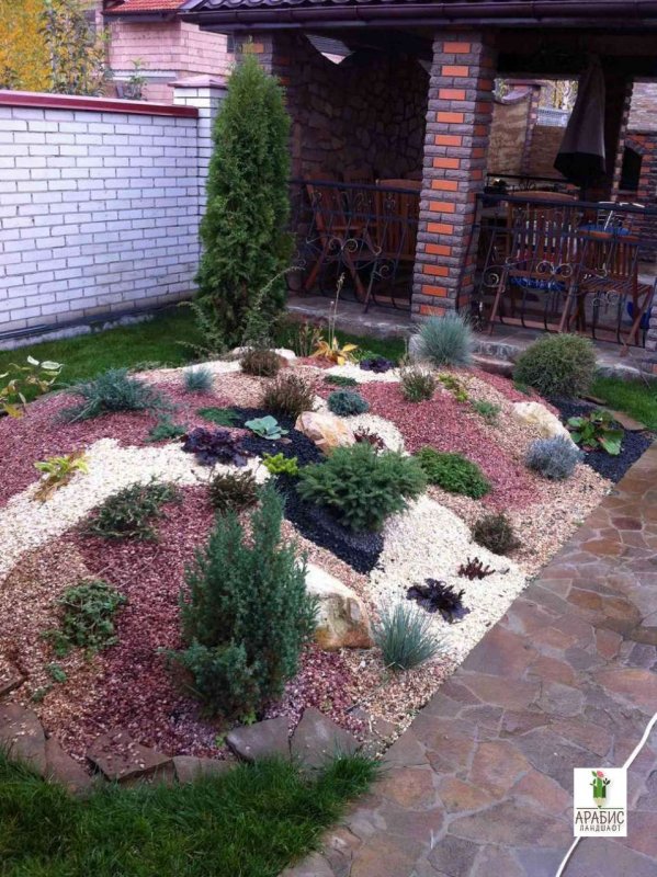 Альпийская горка вдоль забора