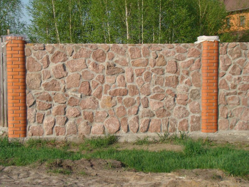 Забор из кирпича и камня