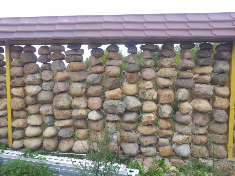 Забор из речного камня