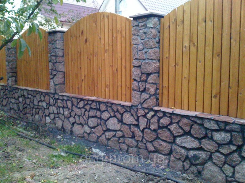 Забора из бутового камня камня
