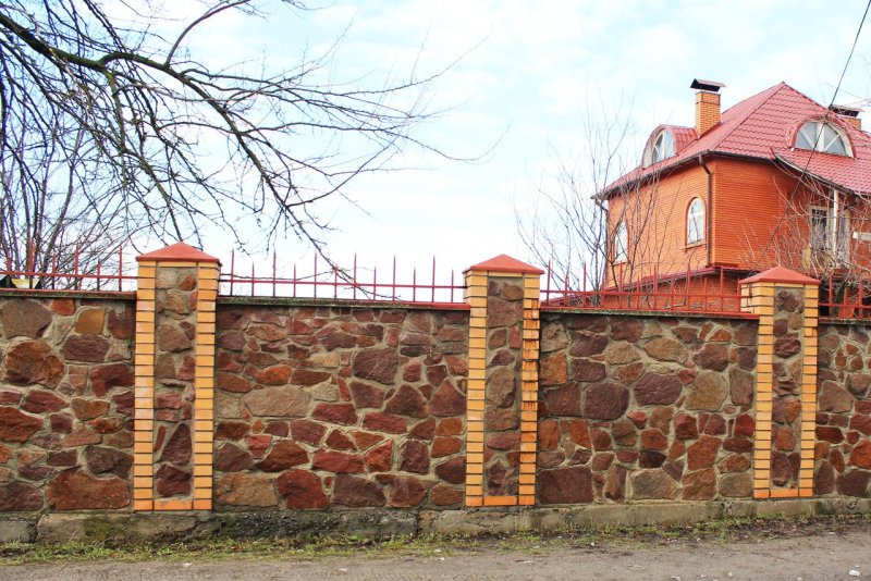 Кирпичный забор с камнем
