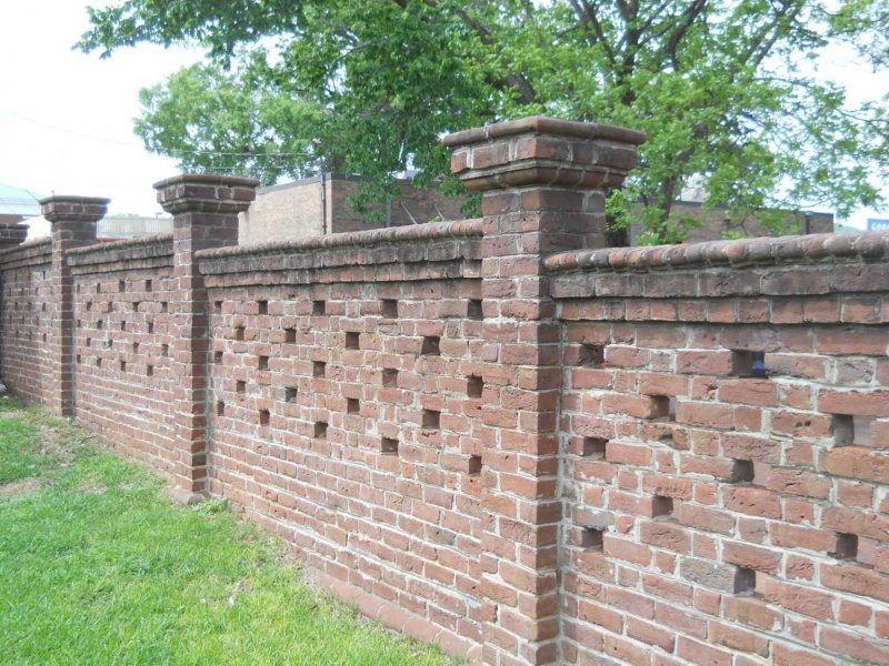 Старинный кирпичный забор