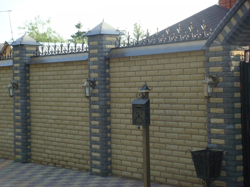 Забор из кирпича