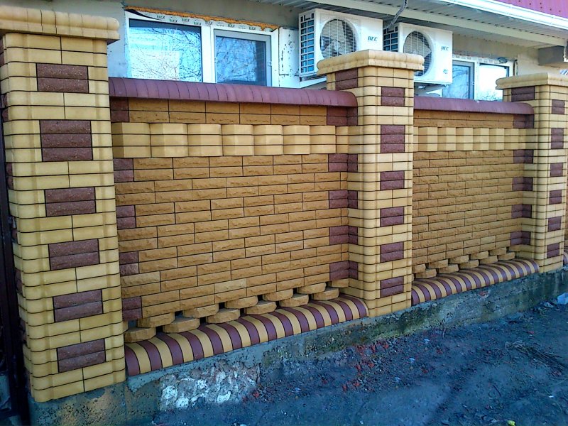 Кирпичный забор