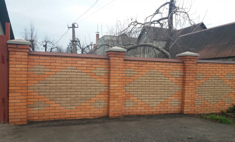 Красивые заборы из кирпича