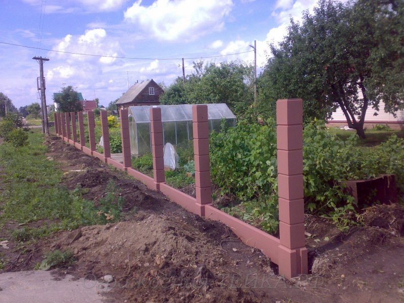 Забор из бетонных столбиков