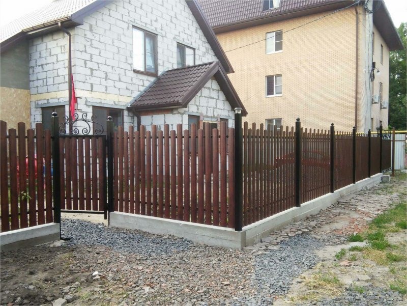 Красивый забор из штакетника металлического