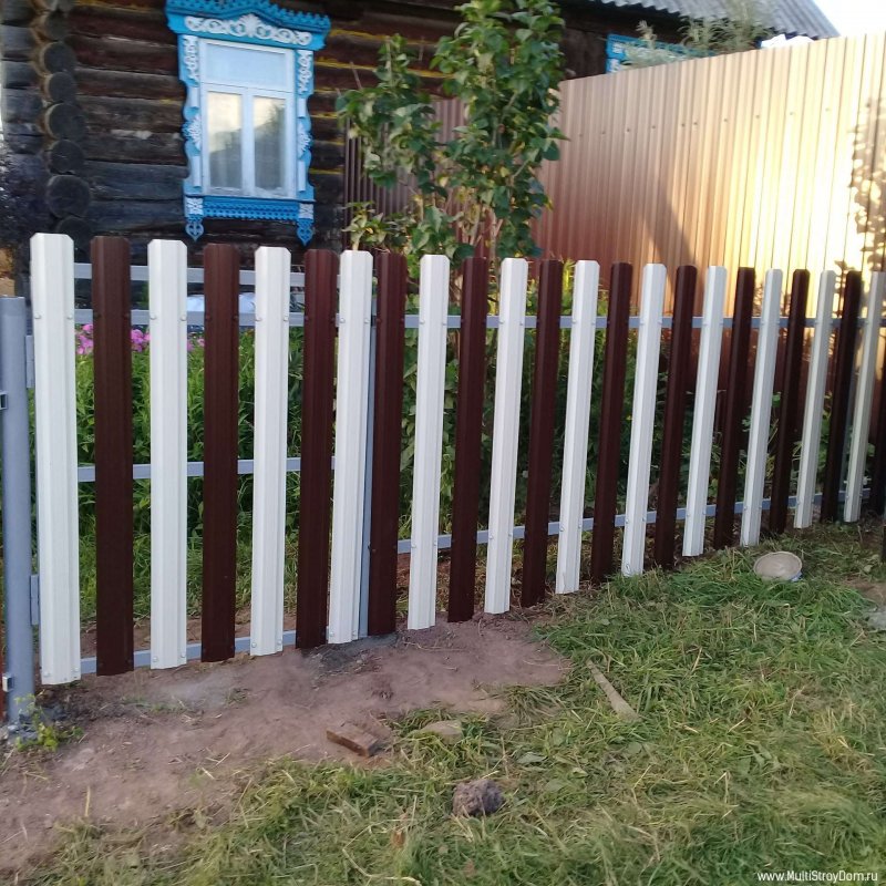 Забор палисадника перед домом из штакетника
