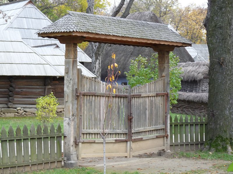 Деревенские ворота с крышей
