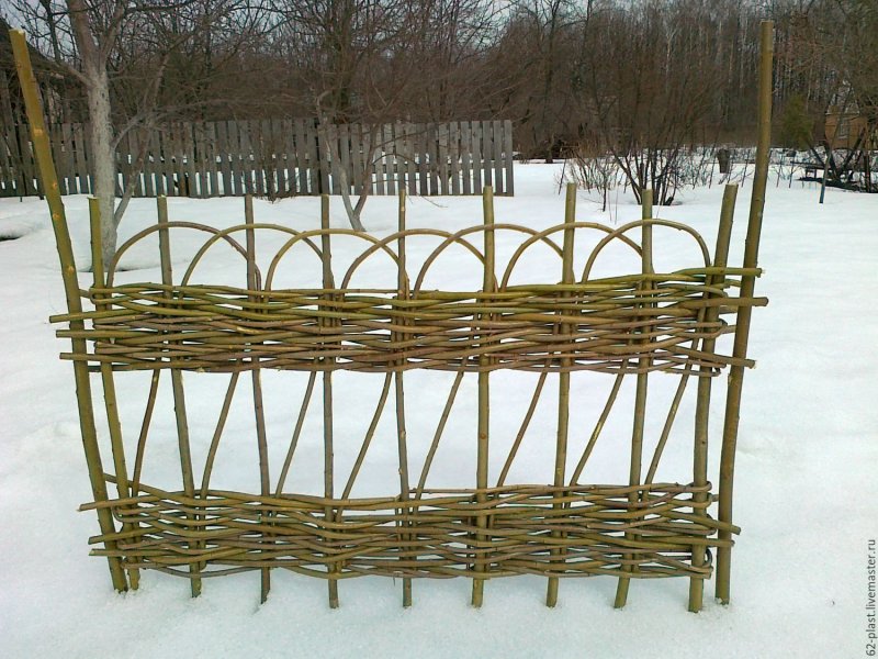 Плетеное ограждение из прутьев