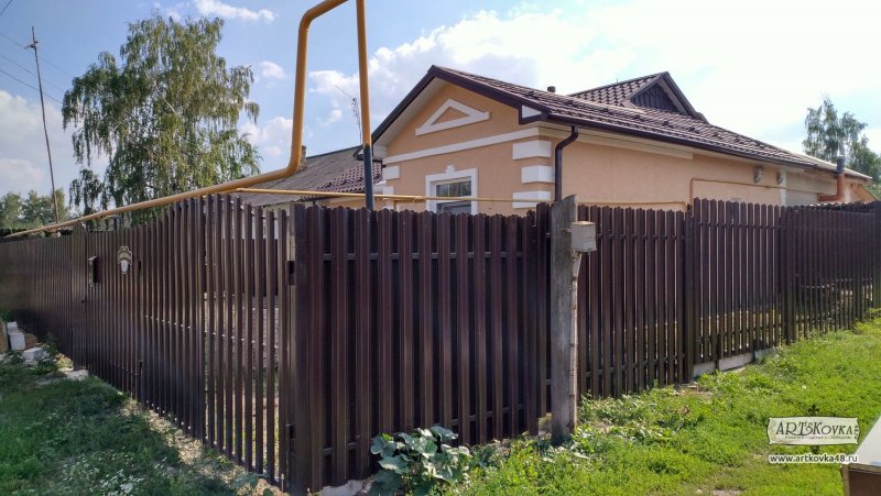 Забор с кирпичными столбами