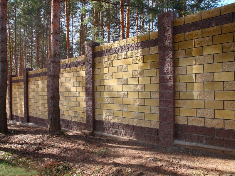 Кирпичный забор из блоков