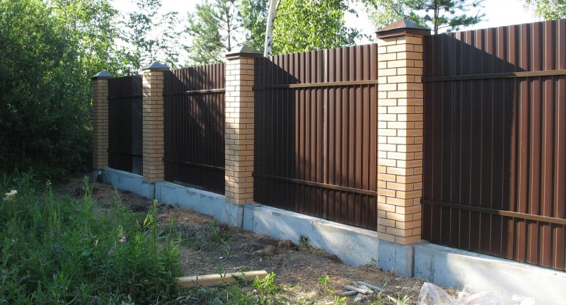 Комбинированный забор из профнастила