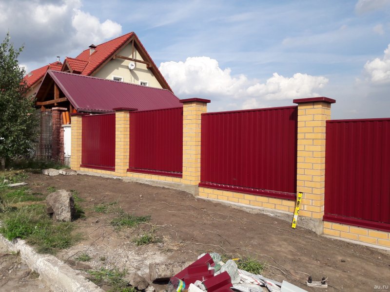 Забор из ПРФ листа с кирпичными столбами