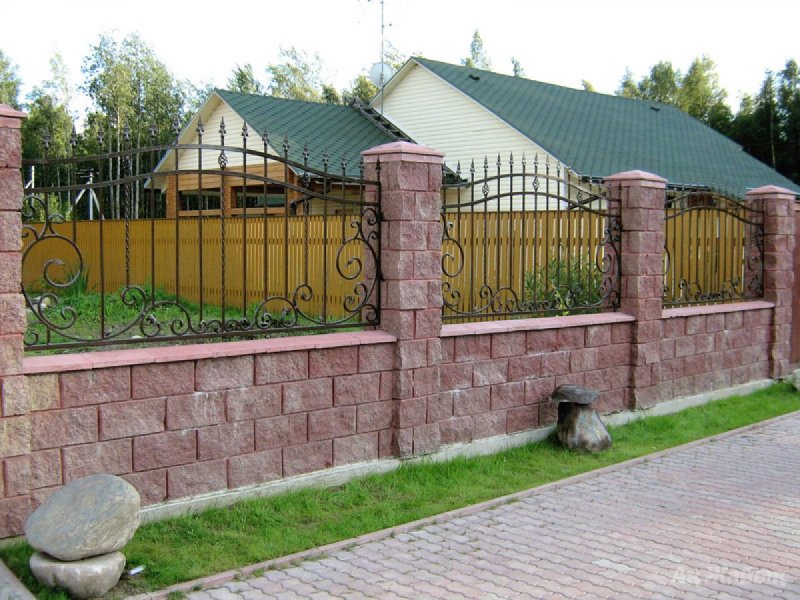 Цветной блок для забора