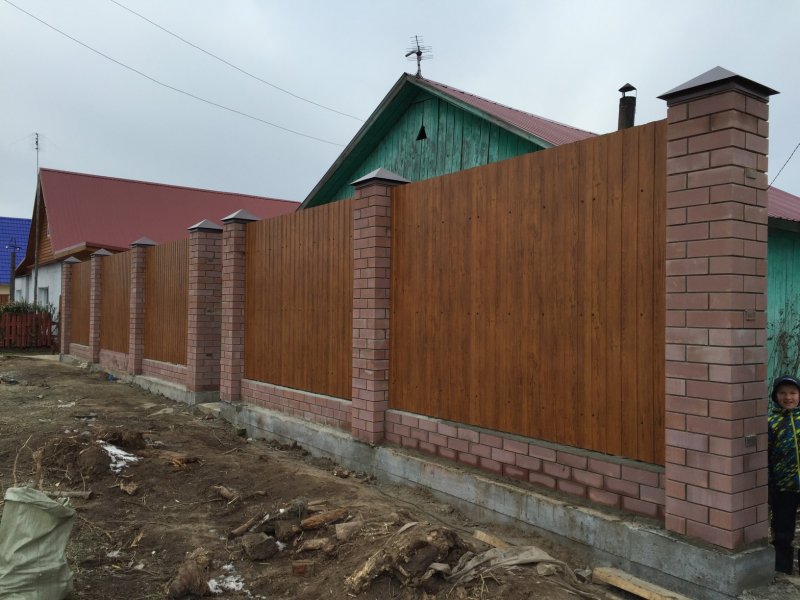 Забор комбинированный из кирпича и профнастила