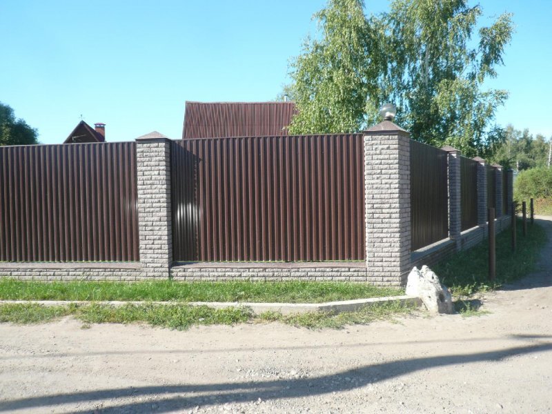 Кирпичный забор с профнастилом