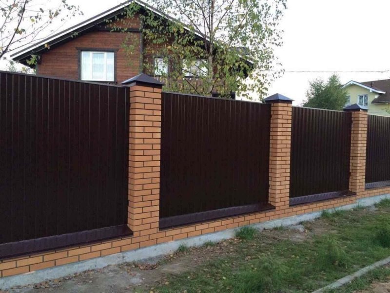 Забор из металлопрофиля с кирпичными столбами