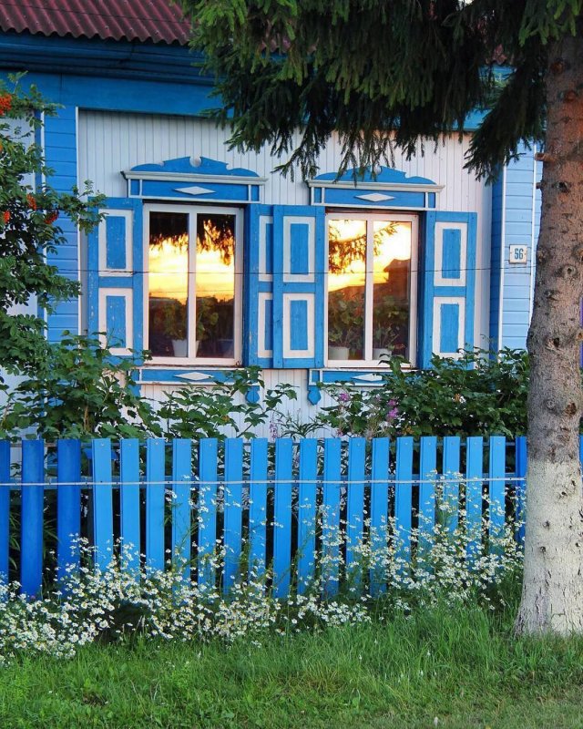 Синий деревенский дом