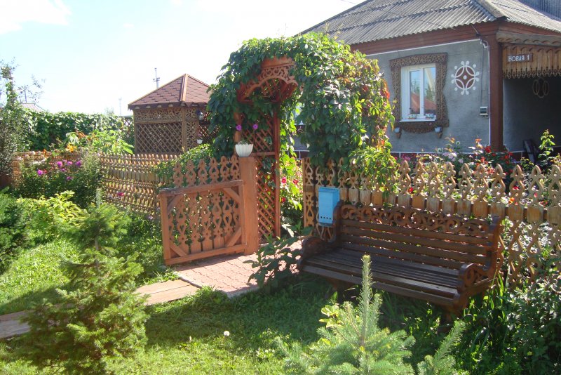 Перед дома полисапдник в деревне
