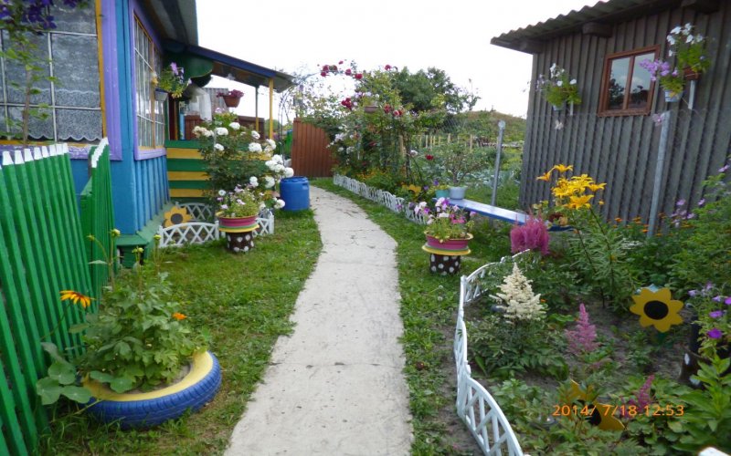 Палисадник перед домом в деревне