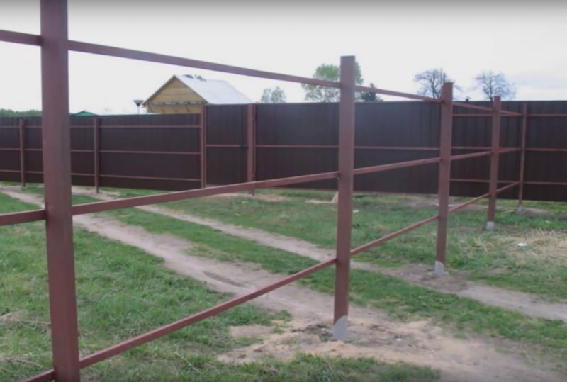 Забор на металлическом каркасе