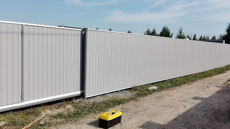 Забор серый металлопрофиль RAL 7024