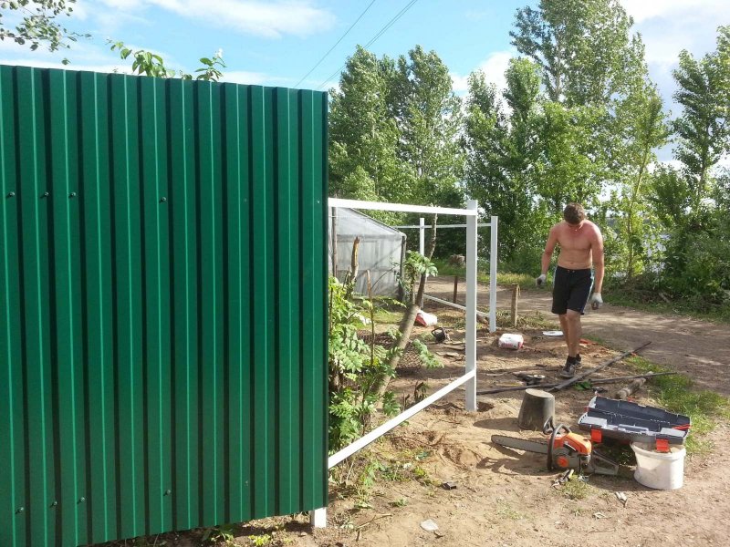 Монтаж забора из профлиста