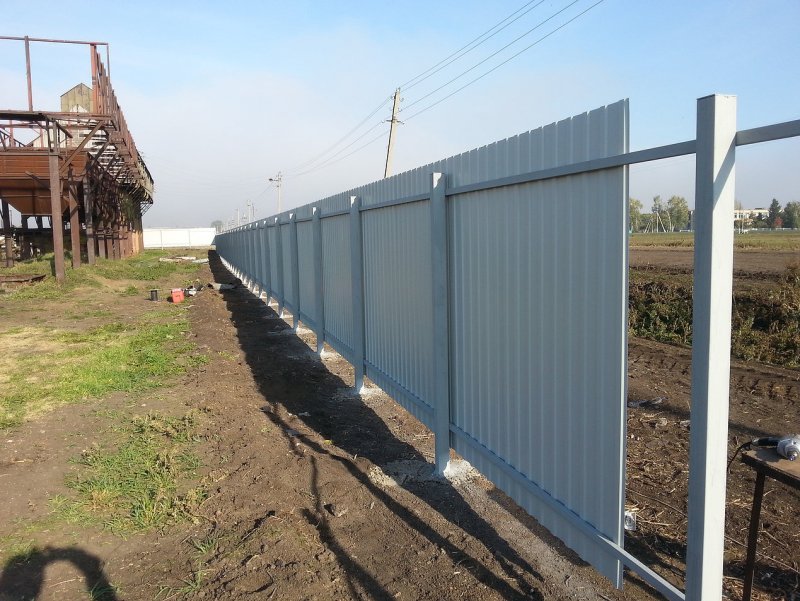 Ограда из профнастила