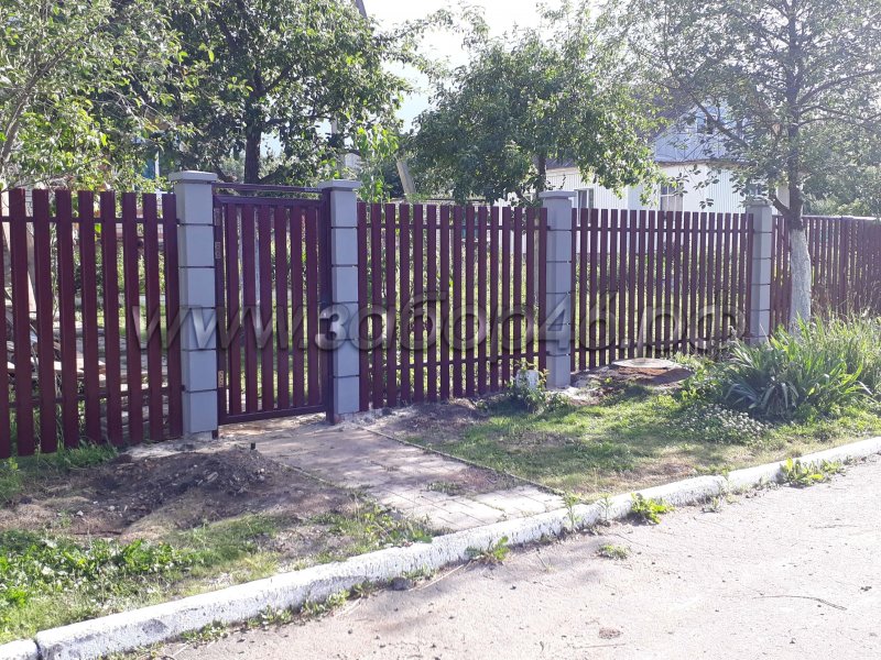 Забор металлический с железными тумбами и калиткой