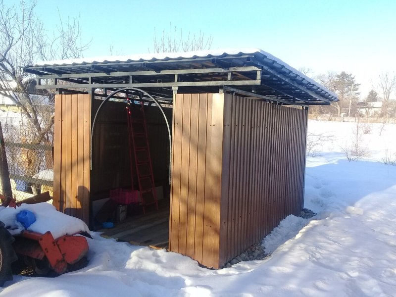 Дровяник из поликарбоната на дачном участке